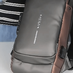 Bolso antorrobo con puerto USB__Bolsos